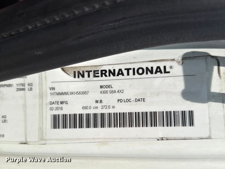 image for item YA4073 2019 International 4300 box truck