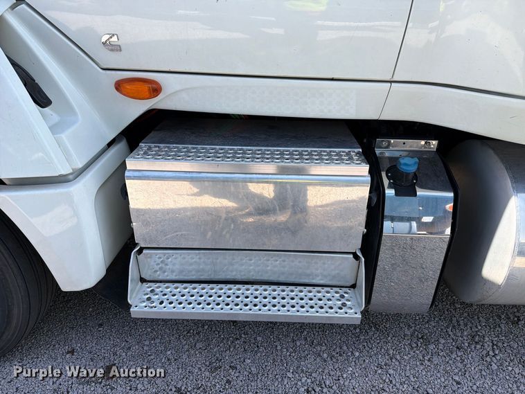 image for item YA4162 2019 International LT625 semi truck