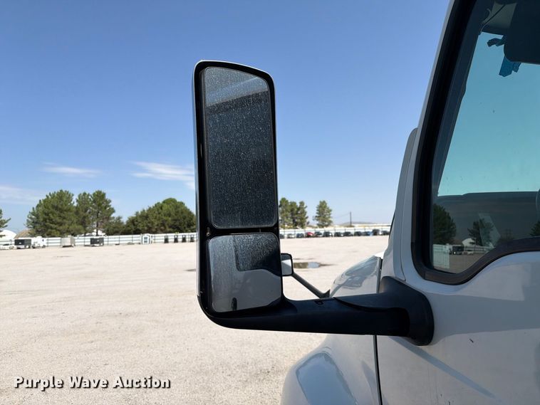 image for item YA4162 2019 International LT625 semi truck