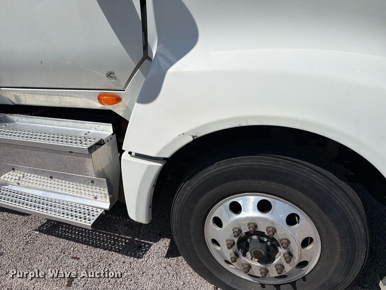 image for item YA4162 2019 International LT625 semi truck