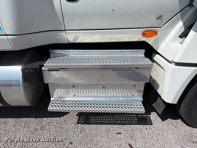 image for item YA4162 2019 International LT625 semi truck