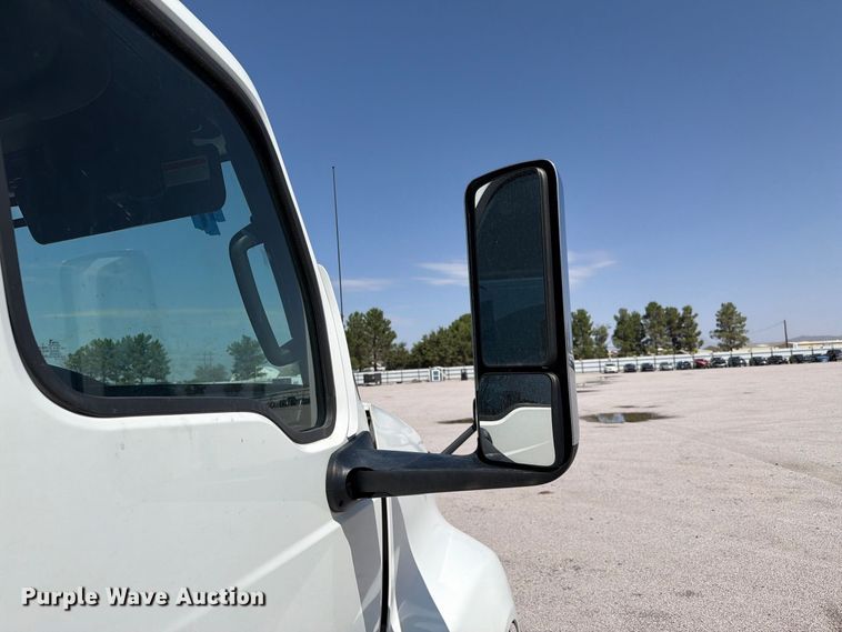 image for item YA4162 2019 International LT625 semi truck
