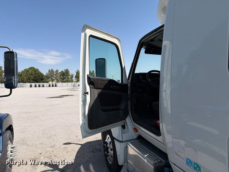 image for item YA4162 2019 International LT625 semi truck