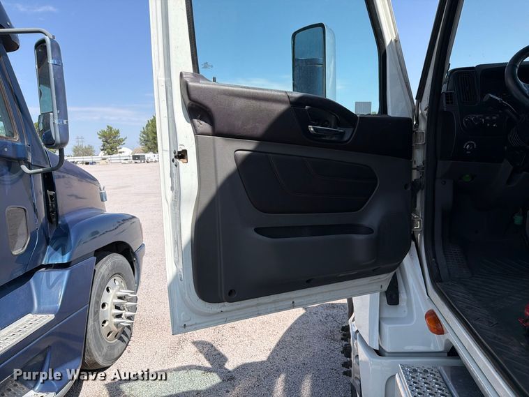 image for item YA4162 2019 International LT625 semi truck