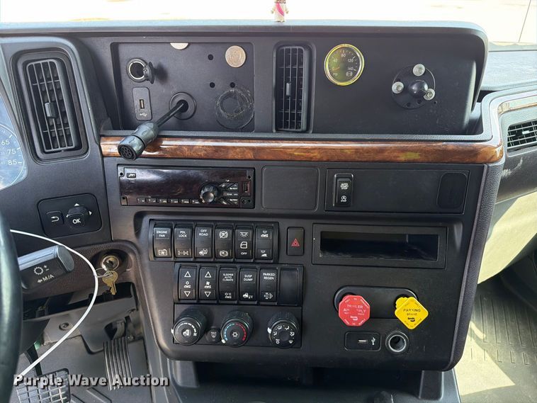image for item YA4162 2019 International LT625 semi truck