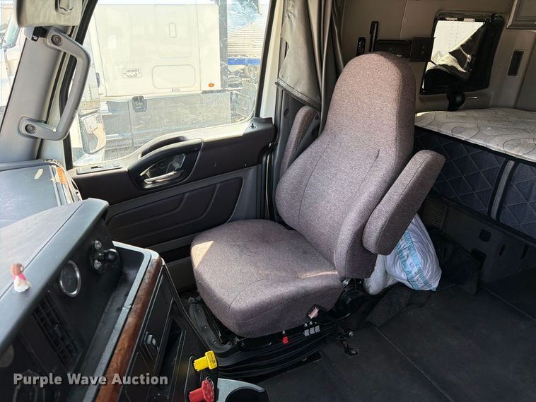 image for item YA4162 2019 International LT625 semi truck