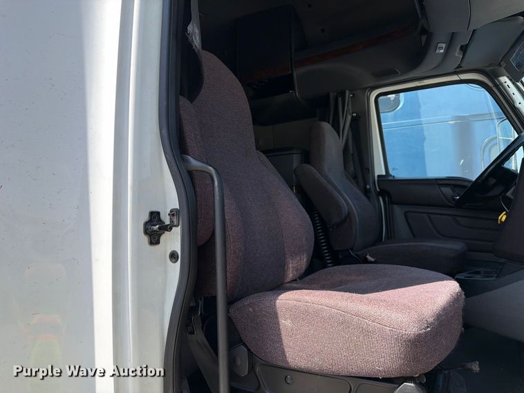 image for item YA4162 2019 International LT625 semi truck