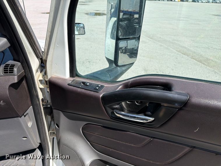 image for item YA4162 2019 International LT625 semi truck