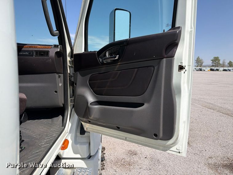 image for item YA4162 2019 International LT625 semi truck