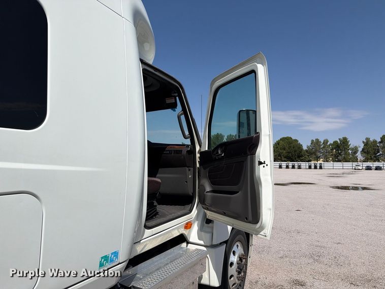 image for item YA4162 2019 International LT625 semi truck