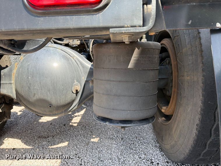 image for item YA4162 2019 International LT625 semi truck