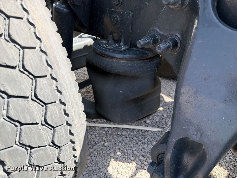 image for item YA4162 2019 International LT625 semi truck