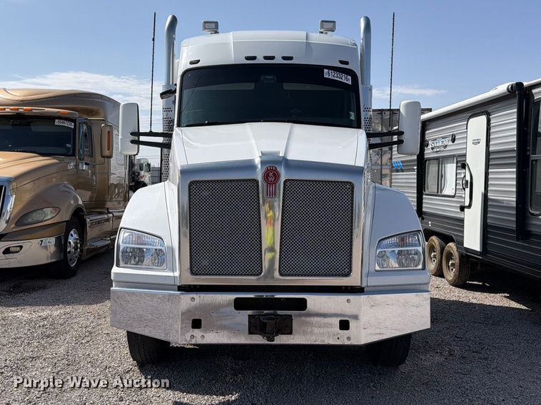 image for item YA4181 2018 Kenworth T880 semi truck
