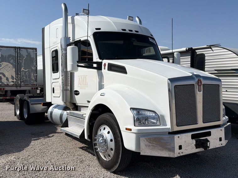 image for item YA4181 2018 Kenworth T880 semi truck