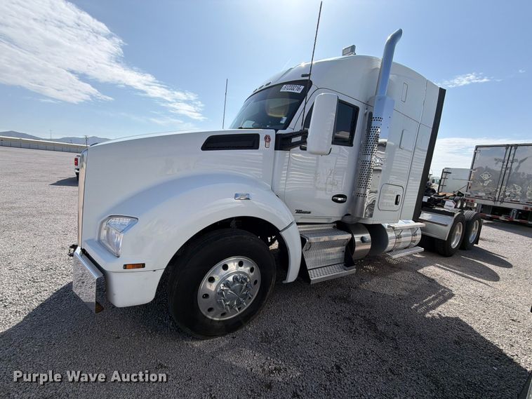 image for item YA4181 2018 Kenworth T880 semi truck