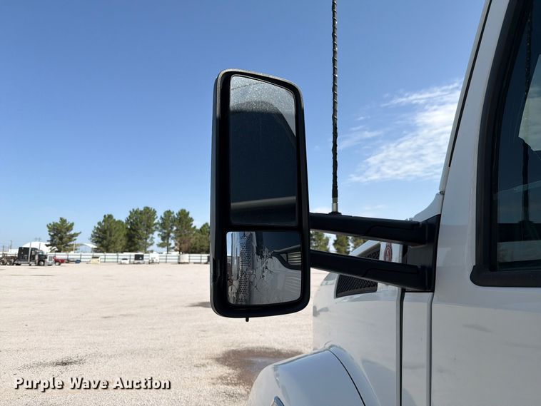 image for item YA4181 2018 Kenworth T880 semi truck