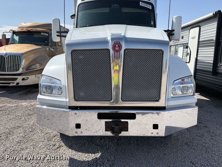 image for item YA4181 2018 Kenworth T880 semi truck