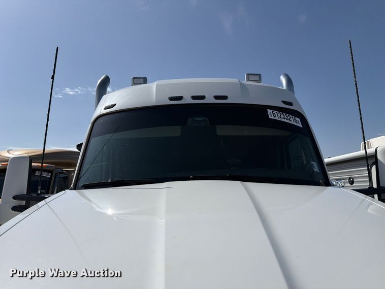 image for item YA4181 2018 Kenworth T880 semi truck