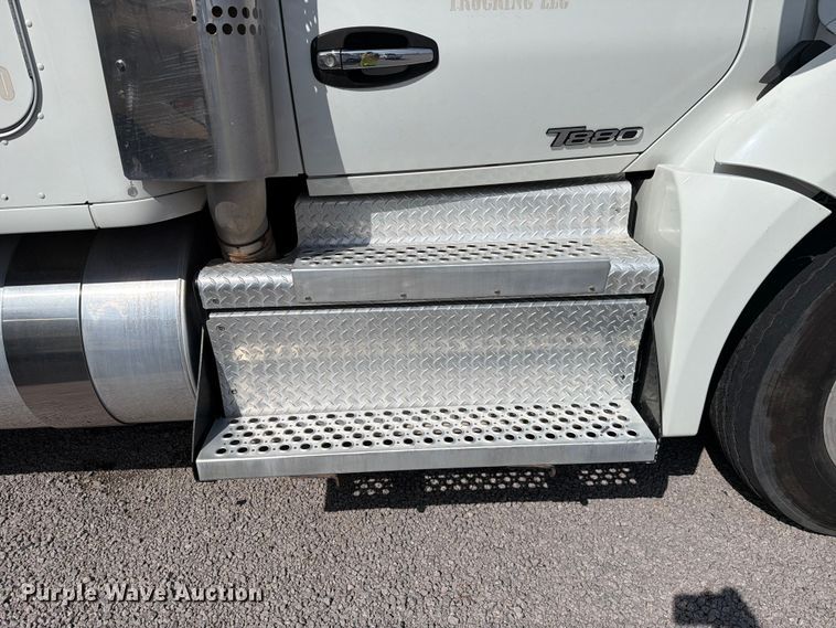 image for item YA4181 2018 Kenworth T880 semi truck