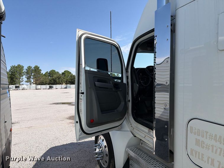 image for item YA4181 2018 Kenworth T880 semi truck