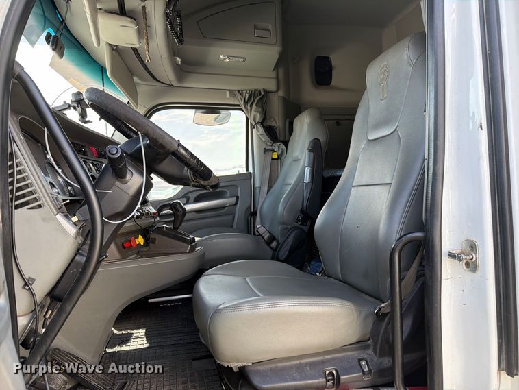 image for item YA4181 2018 Kenworth T880 semi truck
