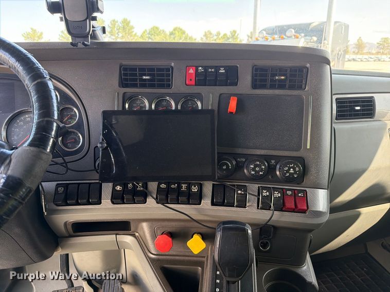 image for item YA4181 2018 Kenworth T880 semi truck