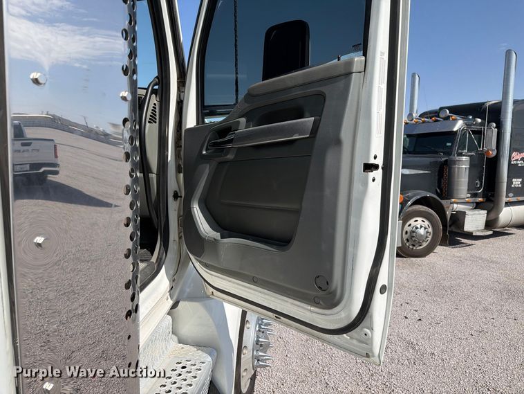 image for item YA4181 2018 Kenworth T880 semi truck
