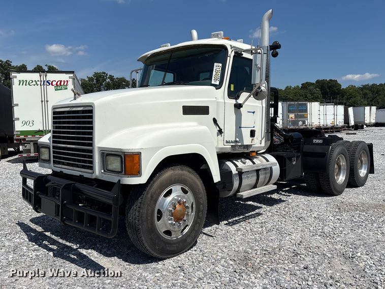2010 Mack Pinnacle semi truck