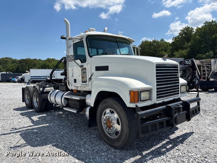 image for item YA4197 2010 Mack Pinnacle semi truck