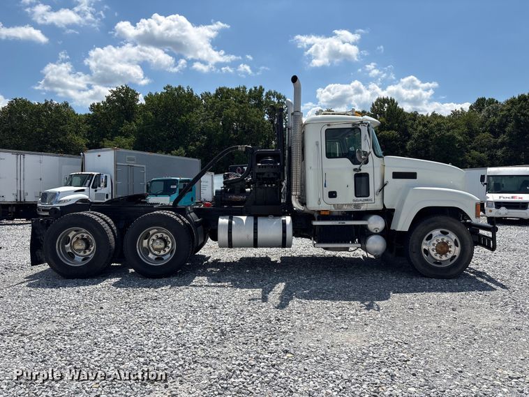 image for item YA4197 2010 Mack Pinnacle semi truck