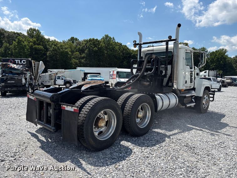 image for item YA4197 2010 Mack Pinnacle semi truck