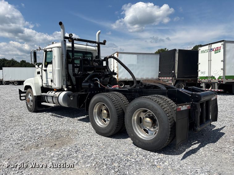 image for item YA4197 2010 Mack Pinnacle semi truck
