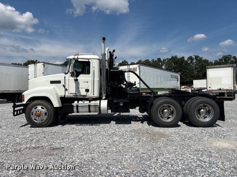 image for item YA4197 2010 Mack Pinnacle semi truck