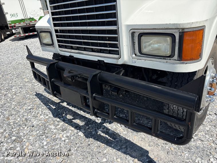 image for item YA4197 2010 Mack Pinnacle semi truck