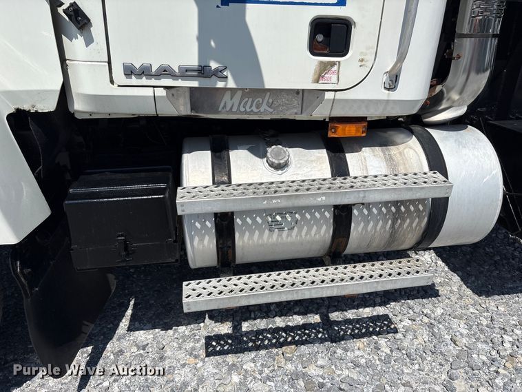 image for item YA4197 2010 Mack Pinnacle semi truck