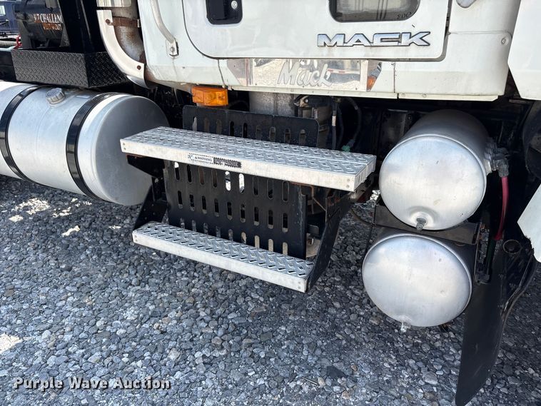 image for item YA4197 2010 Mack Pinnacle semi truck