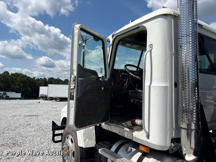 image for item YA4197 2010 Mack Pinnacle semi truck