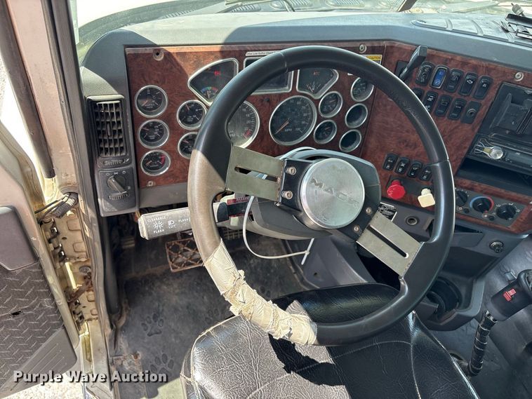 image for item YA4197 2010 Mack Pinnacle semi truck