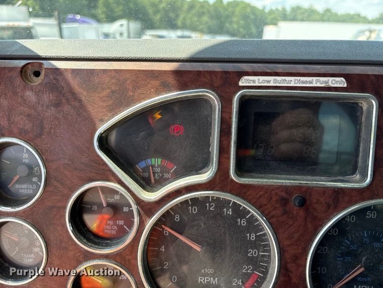 image for item YA4197 2010 Mack Pinnacle semi truck