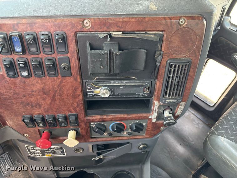 image for item YA4197 2010 Mack Pinnacle semi truck