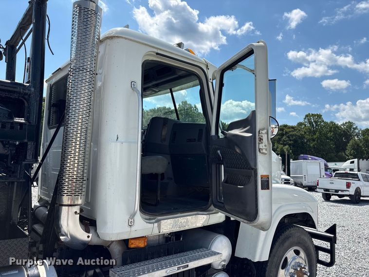 image for item YA4197 2010 Mack Pinnacle semi truck