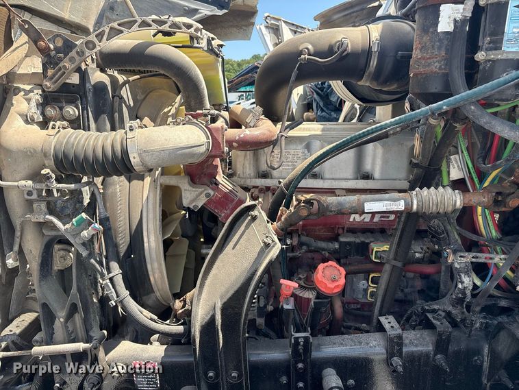 image for item YA4197 2010 Mack Pinnacle semi truck