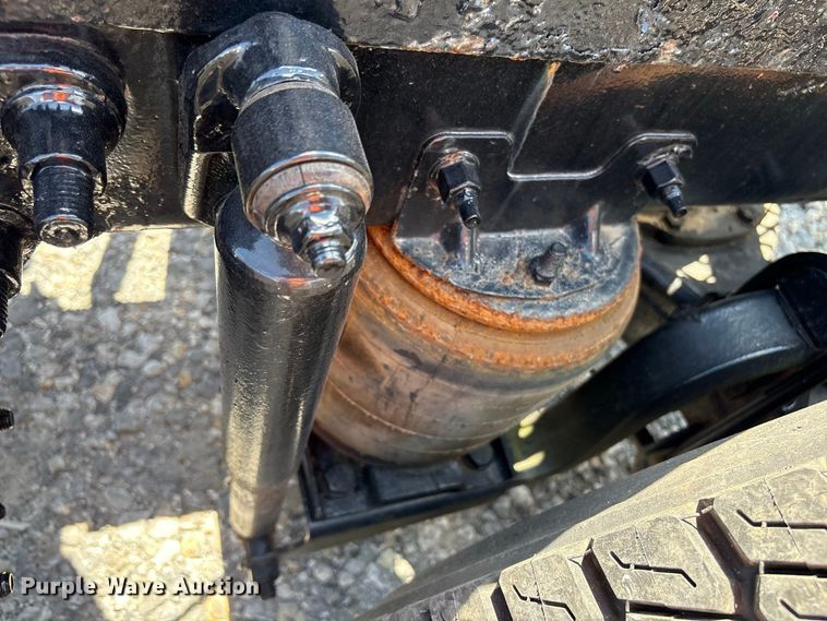 image for item YA4197 2010 Mack Pinnacle semi truck