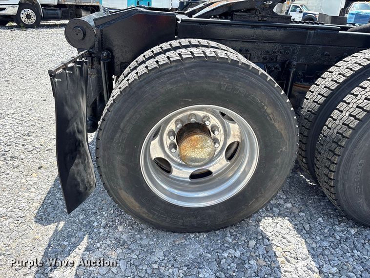 image for item YA4197 2010 Mack Pinnacle semi truck