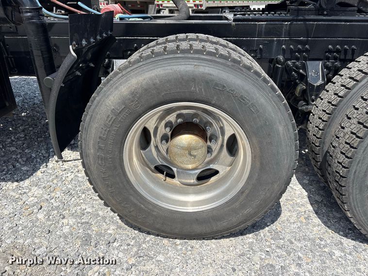 image for item YA4197 2010 Mack Pinnacle semi truck