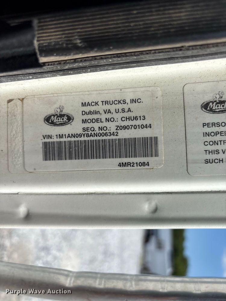 image for item YA4197 2010 Mack Pinnacle semi truck