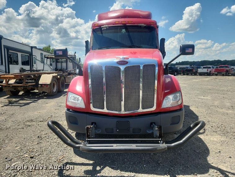 image for item YA4220 2020 Peterbilt 579 semi truck