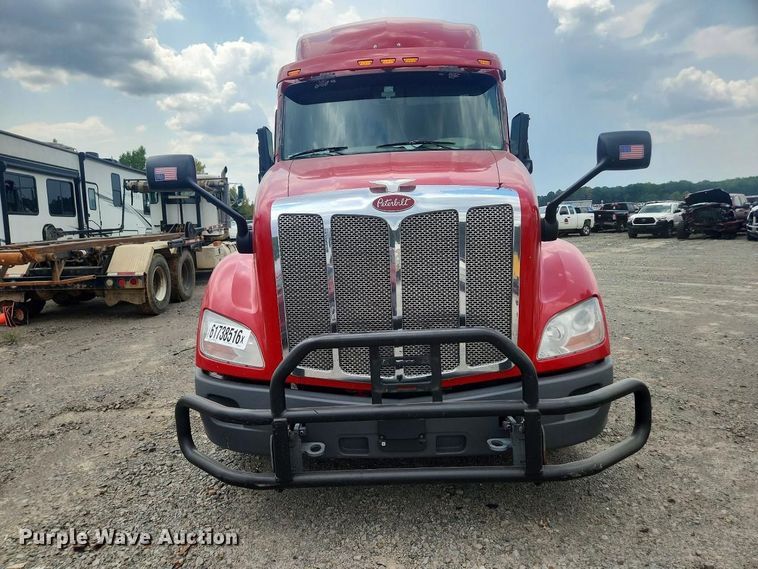 image for item YA4220 2020 Peterbilt 579 semi truck