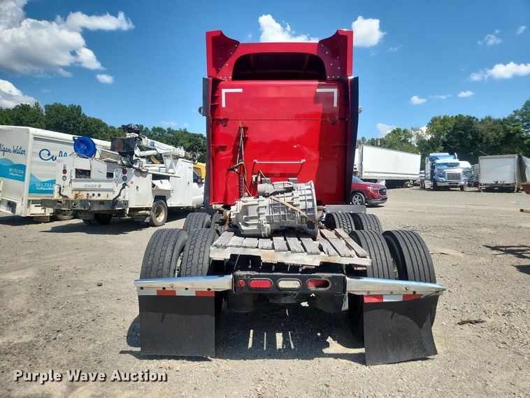 image for item YA4220 2020 Peterbilt 579 semi truck