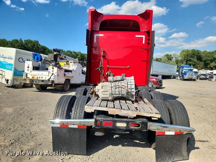 image for item YA4220 2020 Peterbilt 579 semi truck